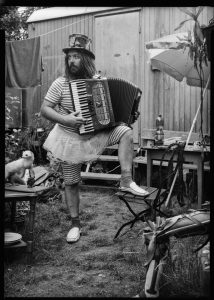 SW Foto Portrait von einem Musiker in einem Tutu mit Ziehharmonika