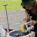 Foto Puppenspielerin mit Flohzirkusmanege