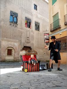 Strassenfoto von einerm Puppenspieler mit seinen Puppen