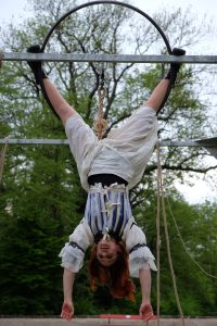 Foto einer Person die ein Handstand macht