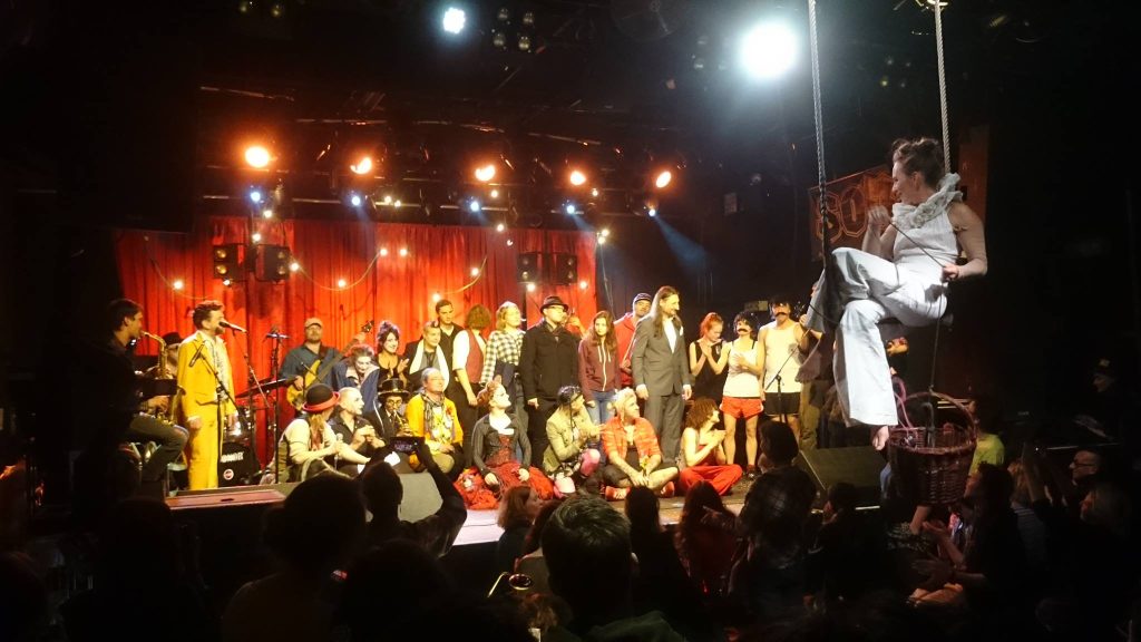 Grupenfoto auf der Bühne vom SO36 mit Artists von Circus Charivari